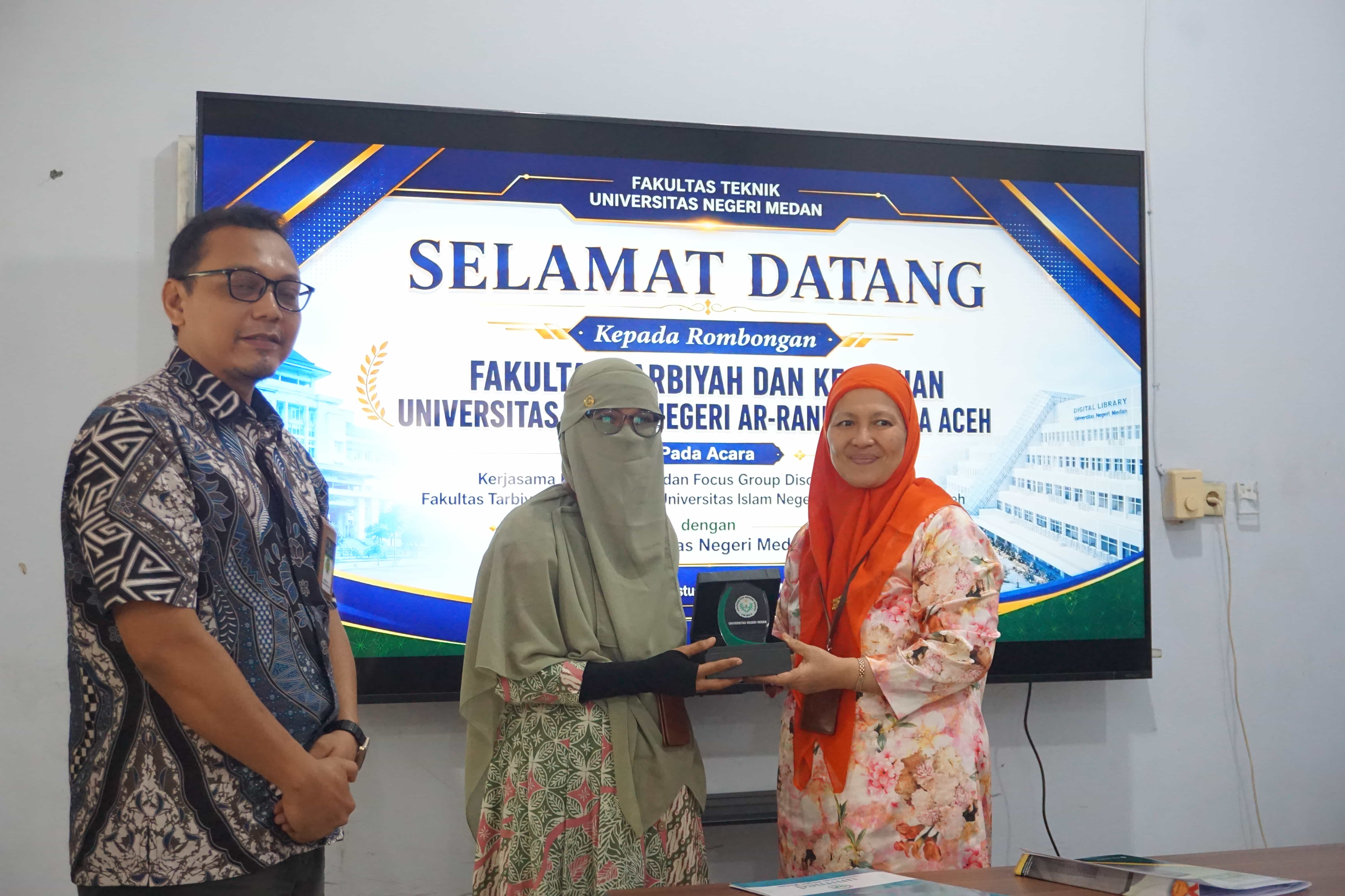 Resmi Tanda Tangani MoU, Prodi PTE UIN Ar-Raniry dan FT Unimed Gelar FGD Kurikulum di Medan